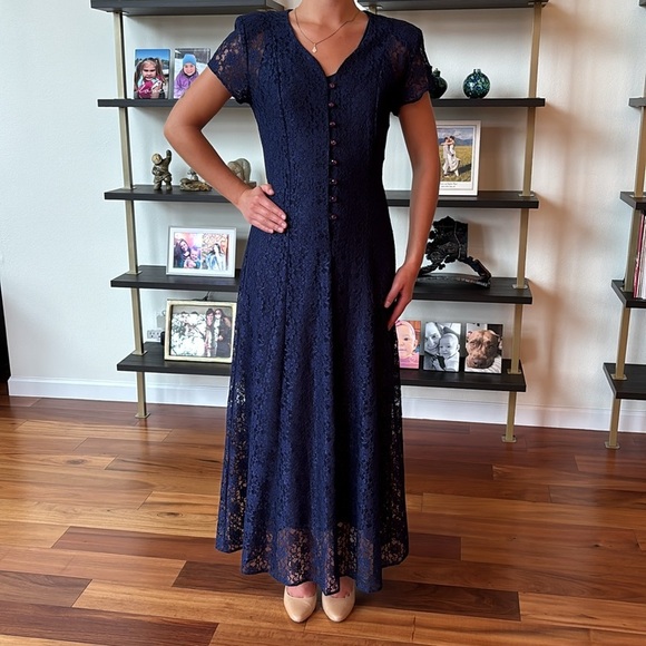 Vintage lace dress - Picture 11 of 12